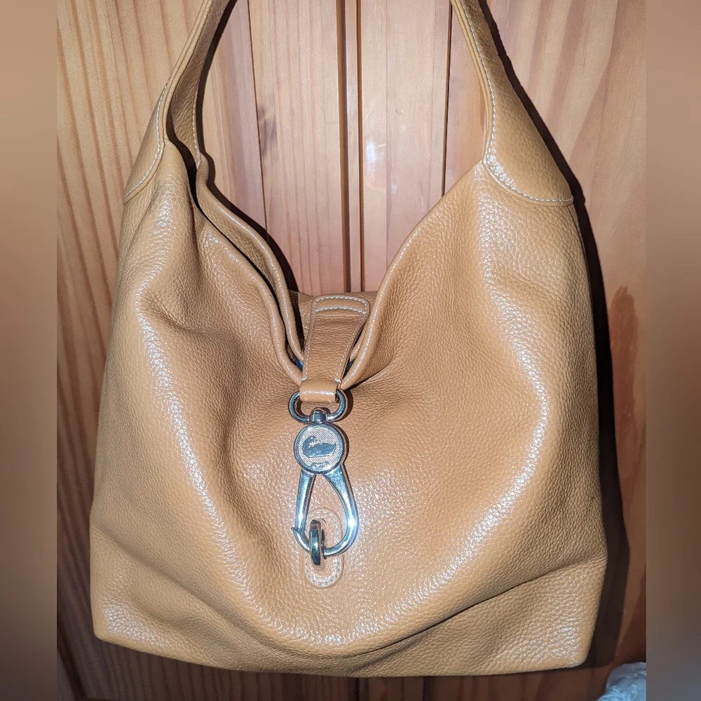 Dooney and Bourke signature pebbled logo sac bag